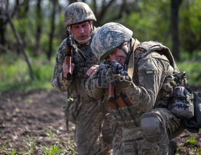 Зеленський схвалив військові контракти 60+