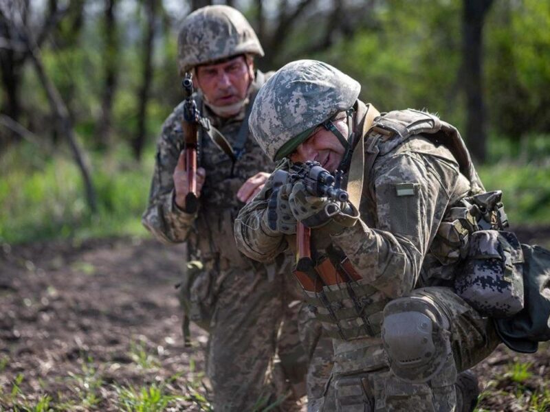 Зеленський схвалив військові контракти 60+