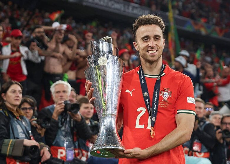 ЗМІ повідомляють, що Жота не міг летіти літаком, тому обрав автомобіль