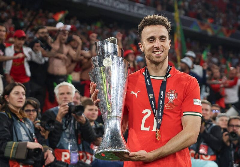 ЗМІ повідомляють, що Жота не міг летіти літаком, тому обрав автомобіль