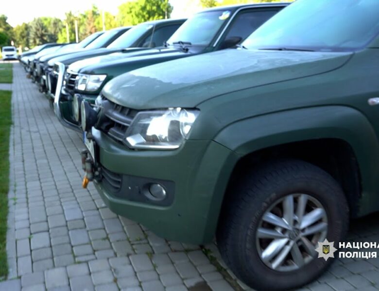 Естонські правоохоронці передали поліції України 16 авто для евакуації цивільних