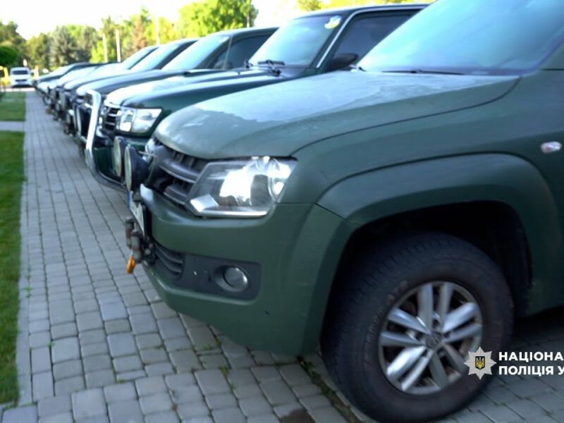 Естонські правоохоронці передали поліції України 16 авто для евакуації цивільних