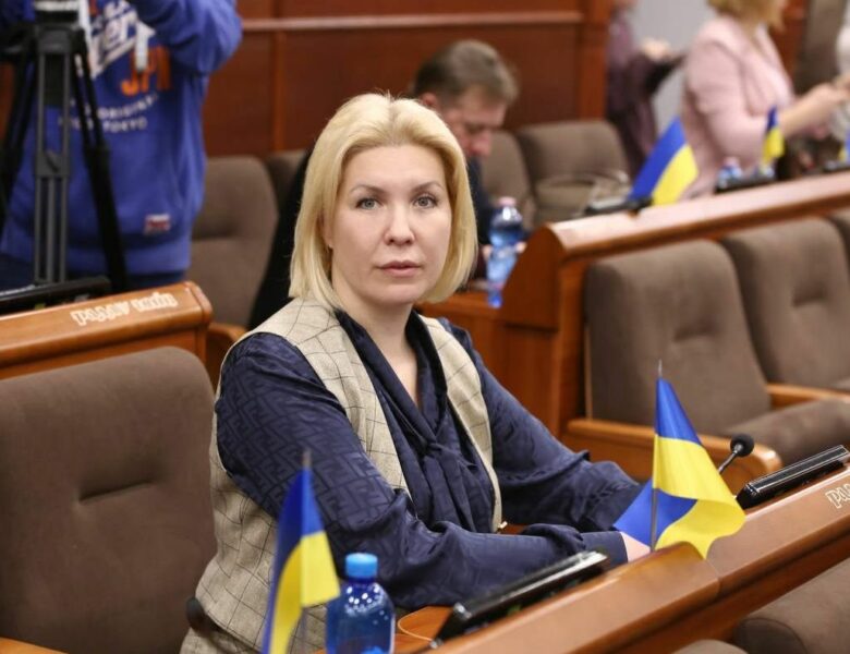 «Службовий» релакс: як чиновниця КМДА Міра Смірнова рятує імідж держави з шезлонга біля океану