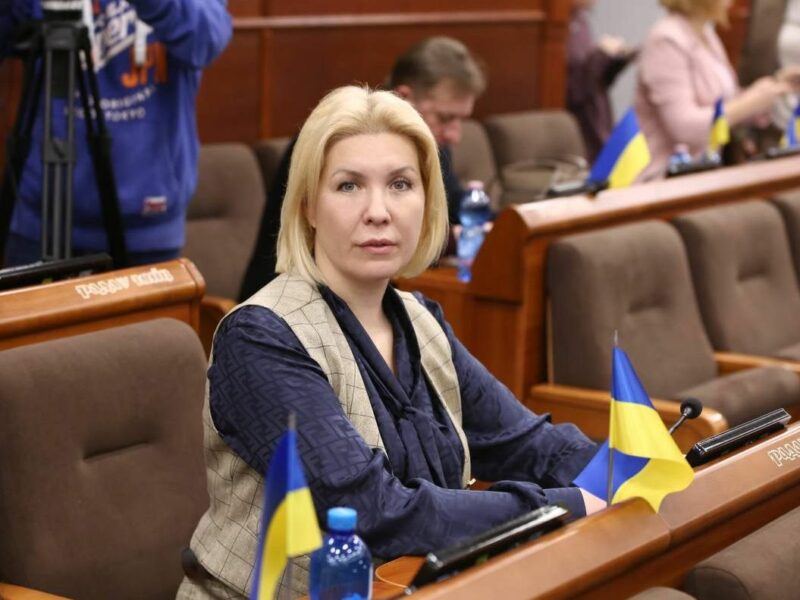 «Службовий» релакс: як чиновниця КМДА Міра Смірнова рятує імідж держави з шезлонга біля океану