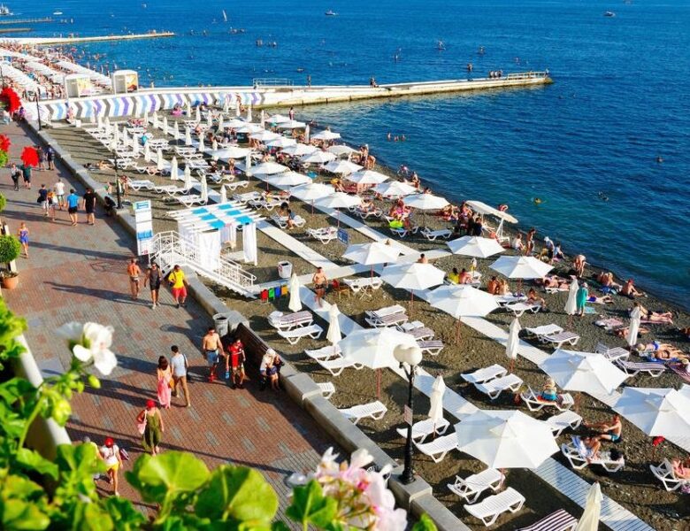 Атака дронів спричинила паніку на пляжах Сочі