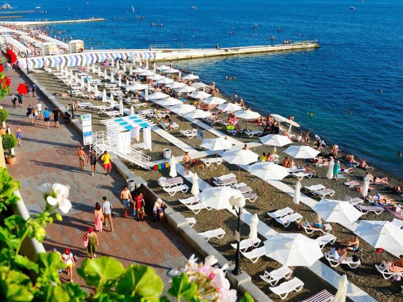 Атака дронів спричинила паніку на пляжах Сочі