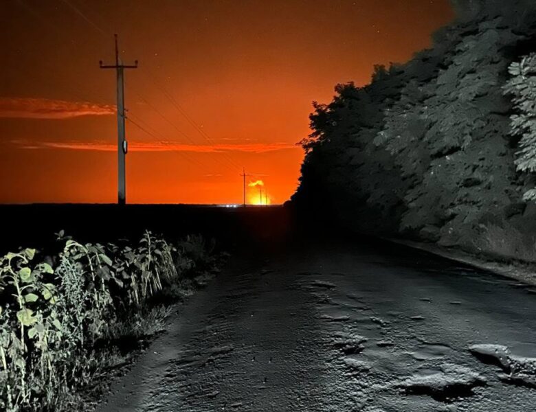 Атака РФ: у Павлограді пожежу видно з Дніпра