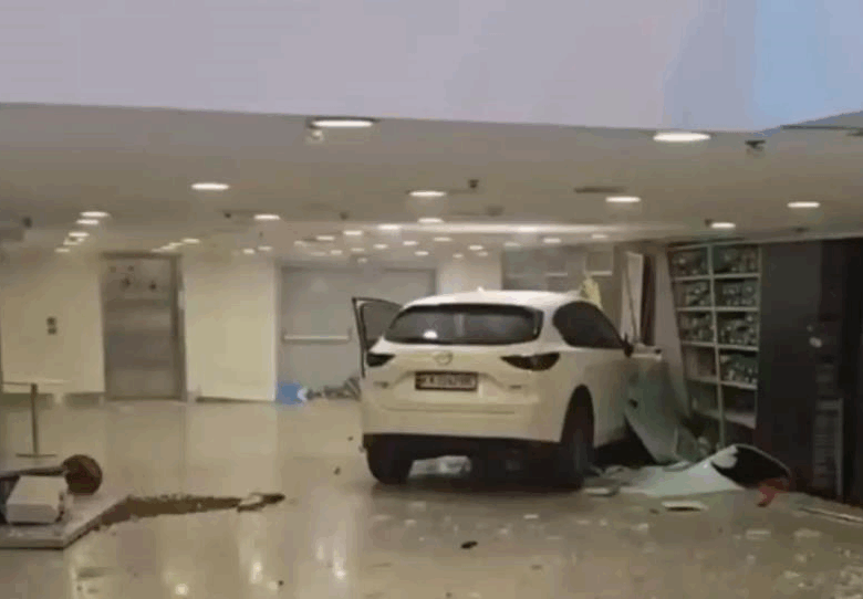 Автомобіль влетів у ТРЦ Ocean Plaza в Києві