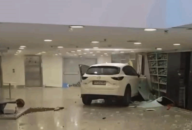 Автомобіль влетів у ТРЦ Ocean Plaza в Києві