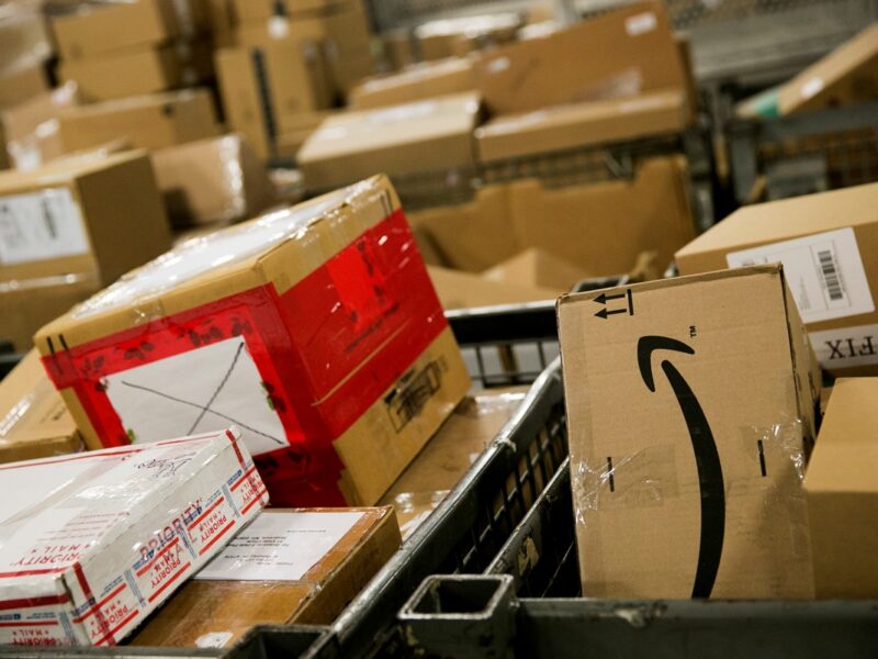 Десятки країн зупинили поштові відправлення у США через мита Трампа