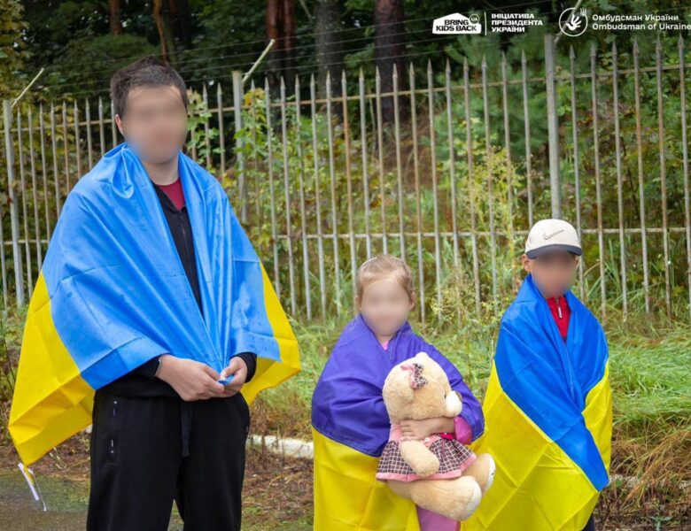 До України повернули трьох дітей та хлопця, яких окупанти вивезли до РФ