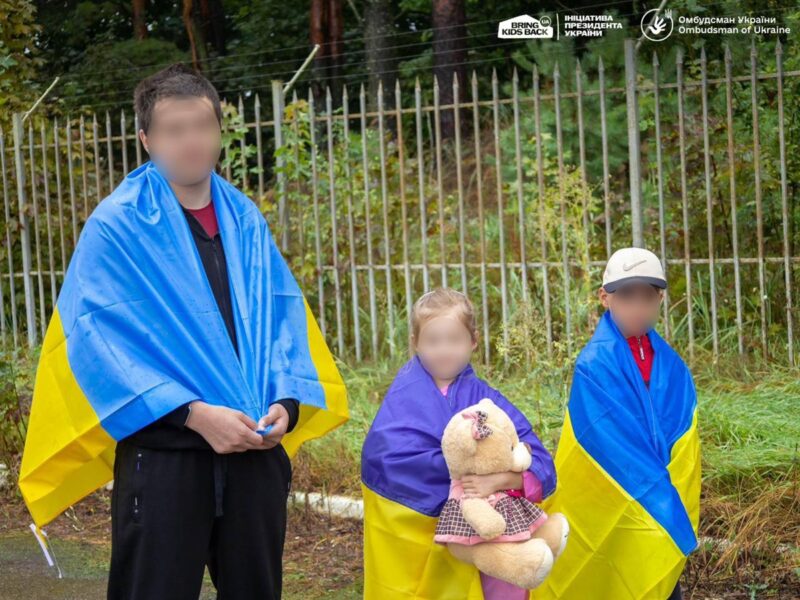 До України повернули трьох дітей та хлопця, яких окупанти вивезли до РФ