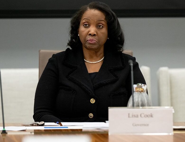 Долар просів після рішення Трампа звільнити посадовця ФРС