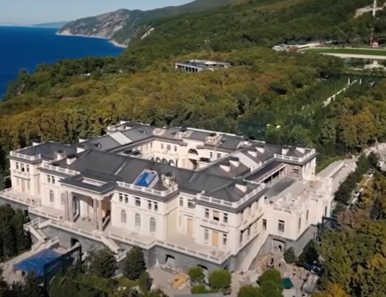 Дрони підпалили ліс під палацом Путіна – ЗМІ