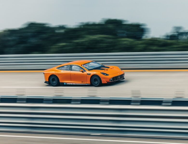 Електроконцепт Mercedes AMG проїхав довжину екватору за сім днів