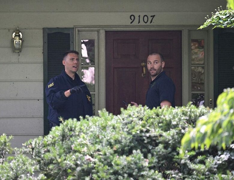 ФБР провело обшук в будинку екс-радника і критика Трампа