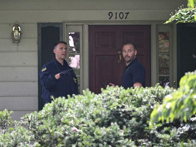 ФБР провело обшук в будинку екс-радника і критика Трампа