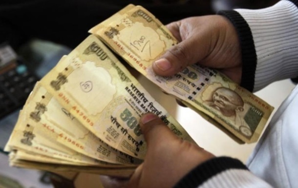 Індійська рупія впала на тлі можливого посилення тарифів Штатами