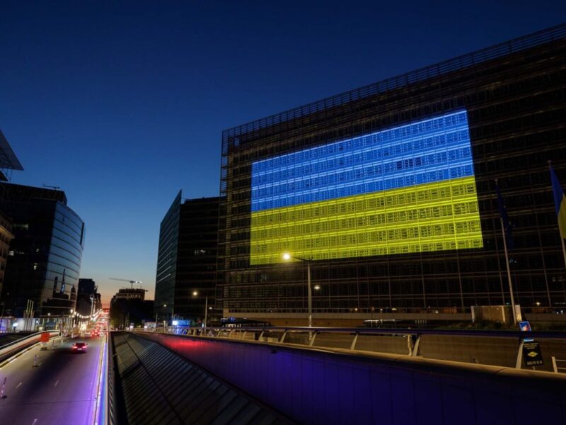 Кольорами мужності сяють будівлі ЄК – фон дер Ляєн