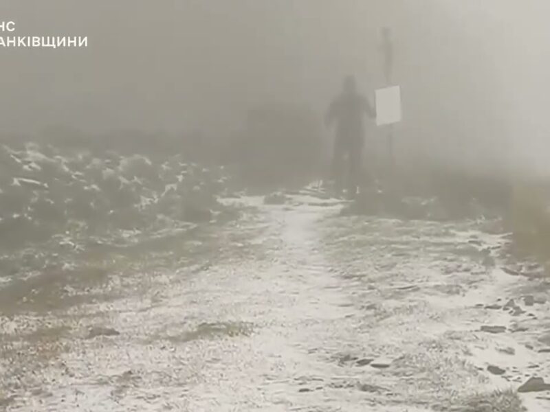 ❄️ У День Незалежності — Карпати вирішили зробити сюрприз і “посипали” снігом!