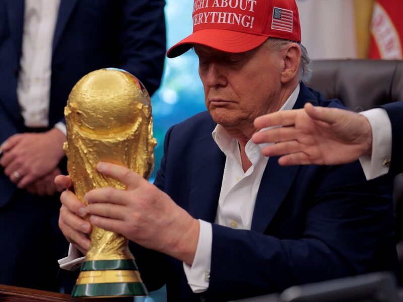 “Можна я залишу його собі?”: Трамп не захотів віддавати кубок ЧС з футболу