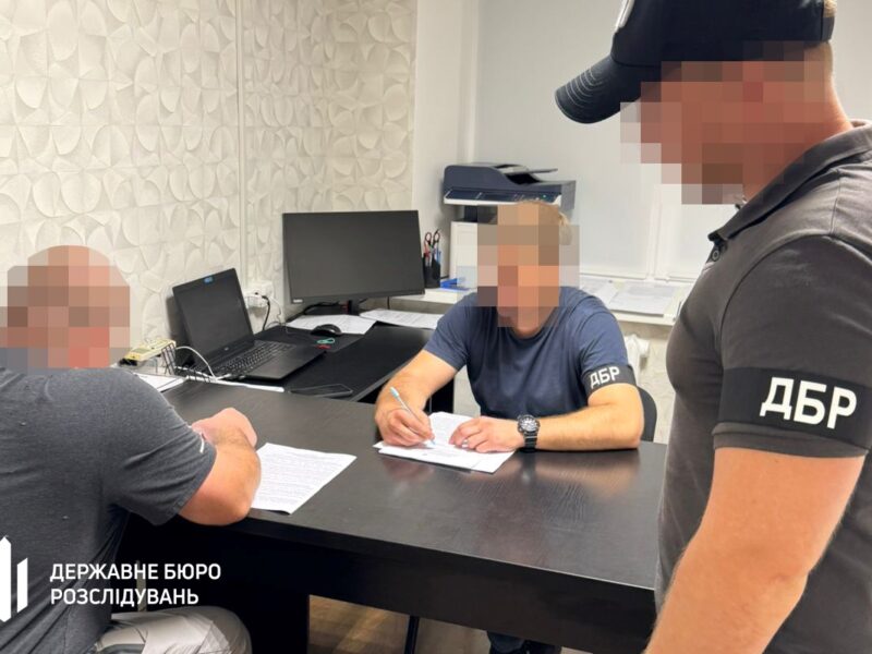 На Донеччині посадовець “нарахував” підлеглим 2 млн грн “бойових”