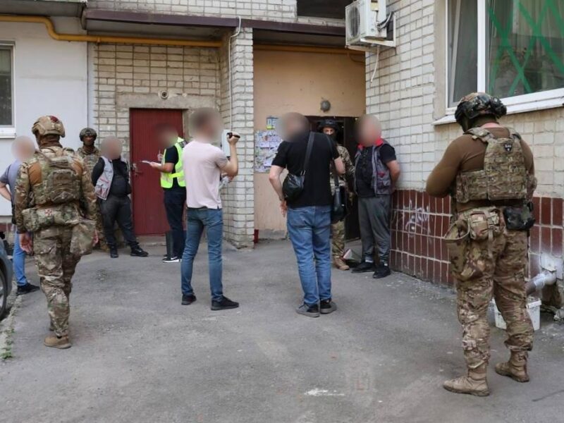 На Харківщині злочинці напали на матір військового