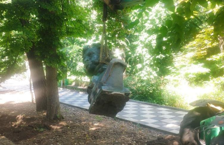 На Одещині демонтували пам’ятник Пушкіну