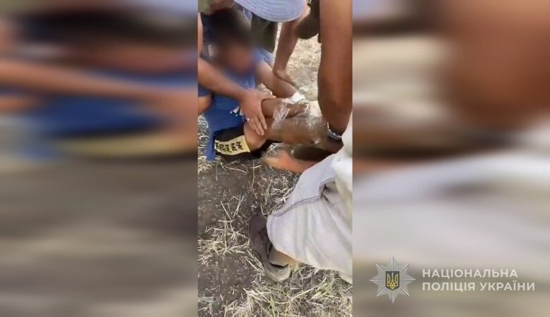 На Одещині група людей зв’язала і катувала підлітка