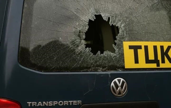 На Волині натовп напав на автомобіль ТЦК