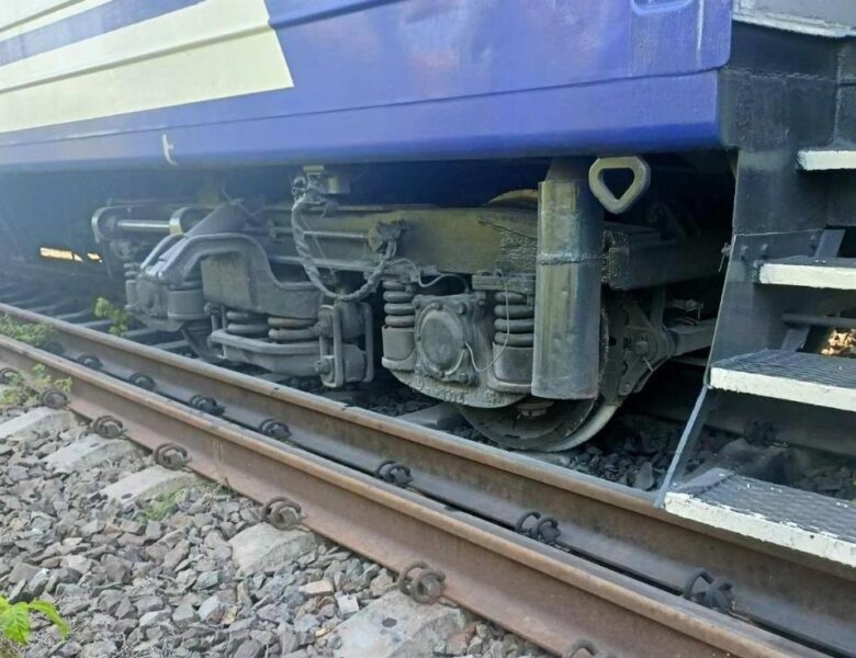 На Закарпатті зійшли з рейок три вагони потяга Запоріжжя-Солотвино