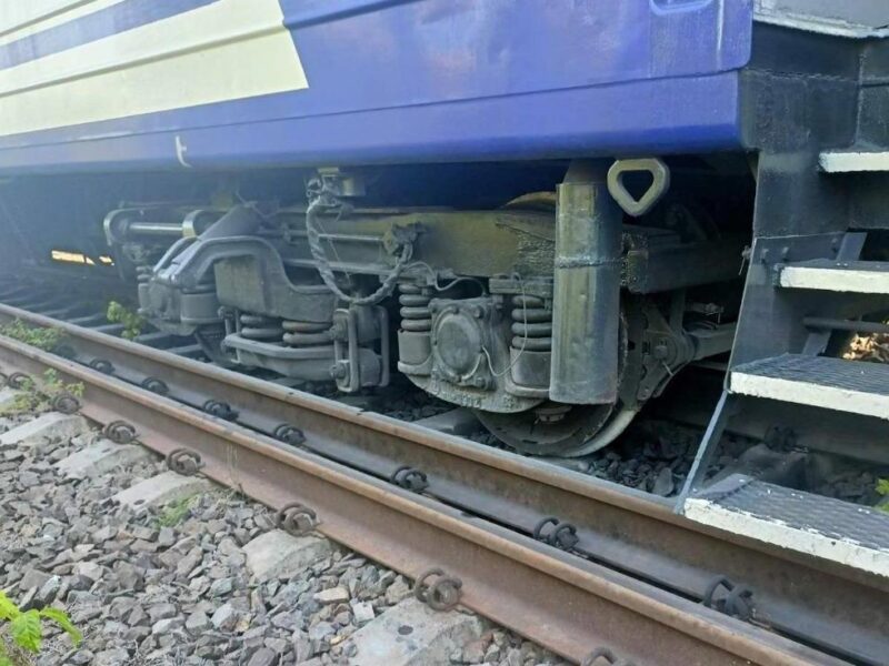 На Закарпатті зійшли з рейок три вагони потяга Запоріжжя-Солотвино