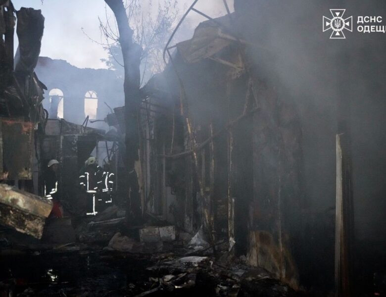 Обстріл Одещини: горіли радіоринок і гуртожиток