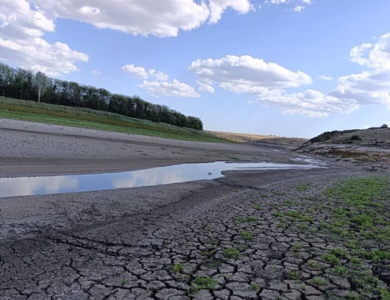 Поблизу Маріуполя повністю обміліло водосховище