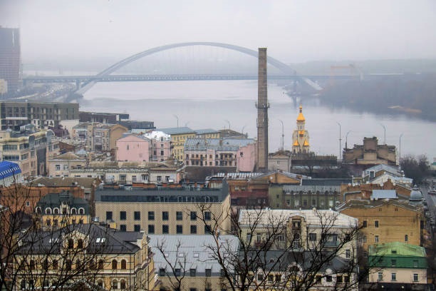 Подільський міст у Києві засяяв кольорами прапора