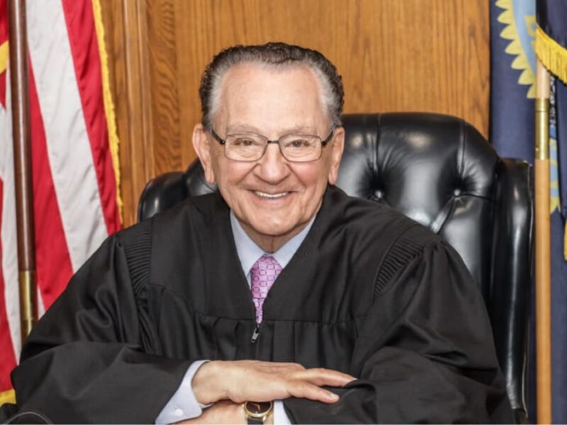 Помер “найприємніший суддя у світі” Френк Капріо