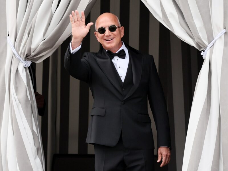 Померла мати Джеффа Безоса