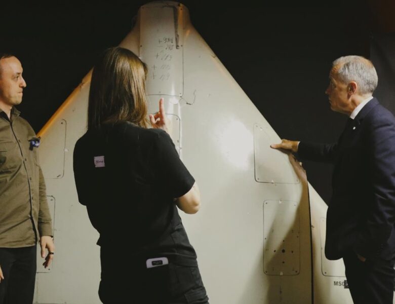 Прем’єру Канади в Києві показали компоненти російської зброї