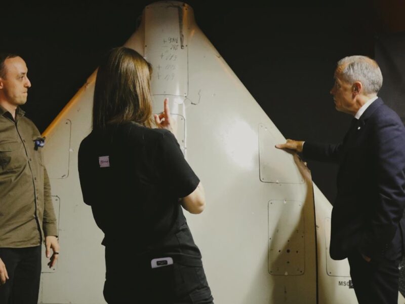 Прем’єру Канади в Києві показали компоненти російської зброї