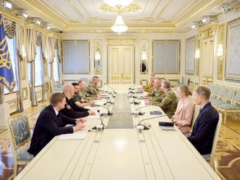 Президент зустрівся з командуванням армії Британії