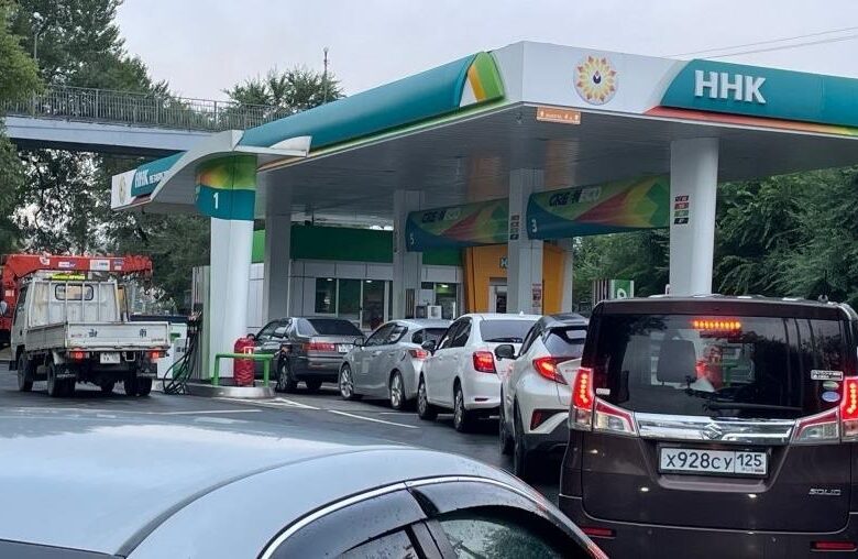 Продають за талонами: третій регіон РФ зіткнувся з нестачею бензину