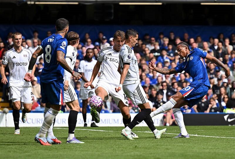 Рефері матчу Челсі-Фулгем закрив очі на одну гру рукою, допомігши другій