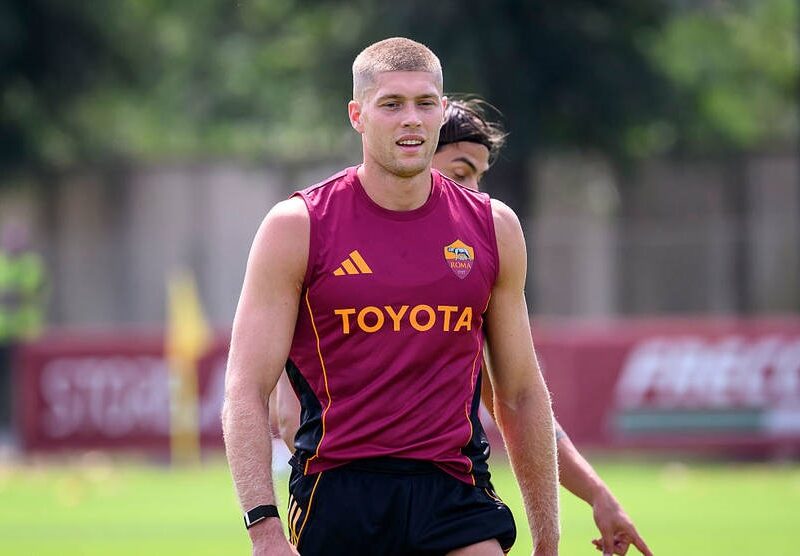 Рома намагалася підписати Довбика в обмін на гравця Мілана – ЗМІ