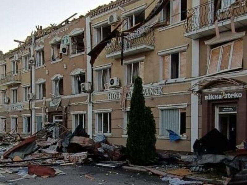 Росіяни атакували центр Слов’янська: пошкоджена візитівка міста