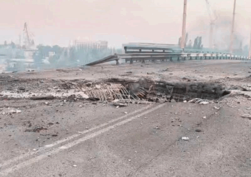 Росіяни знову вдарили КАБами по мосту в Херсоні
