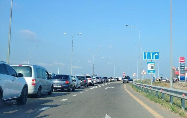 Ситуація в Криму: без зв’язку і черга на міст