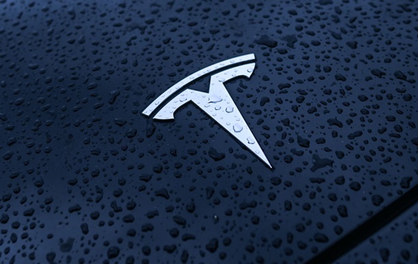 Tesla потрапила під розслідування через аварії з автопілотом