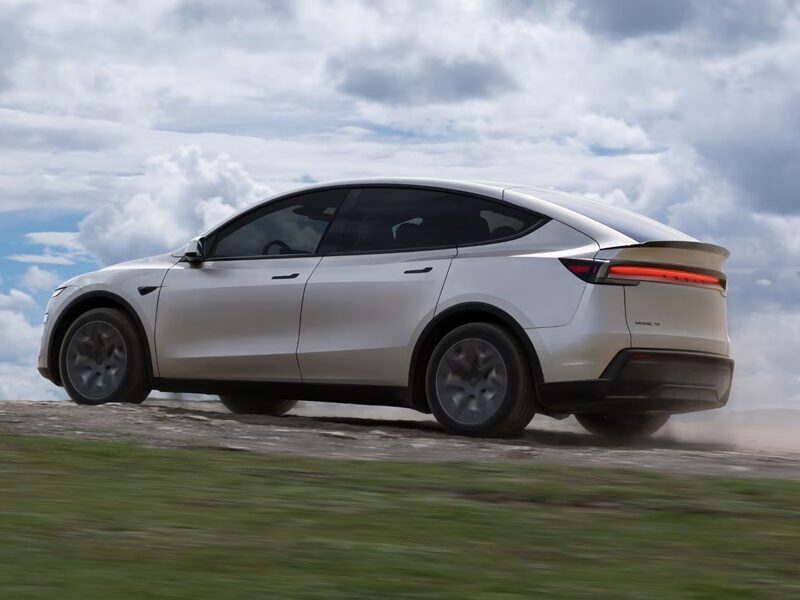 Tesla представила шестимісну версію Model Y у Китаї