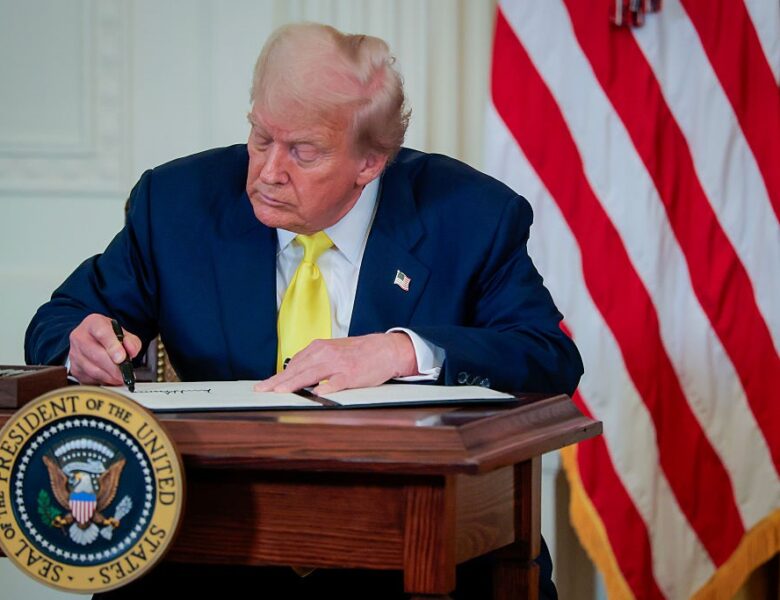 Трамп продовжив надзвичайний стан для протидії технологічному розвитку КНР