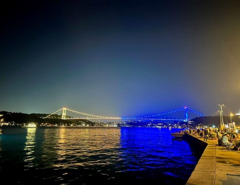 Туреччина оздобила вежу і міст у синьо-жовті барви